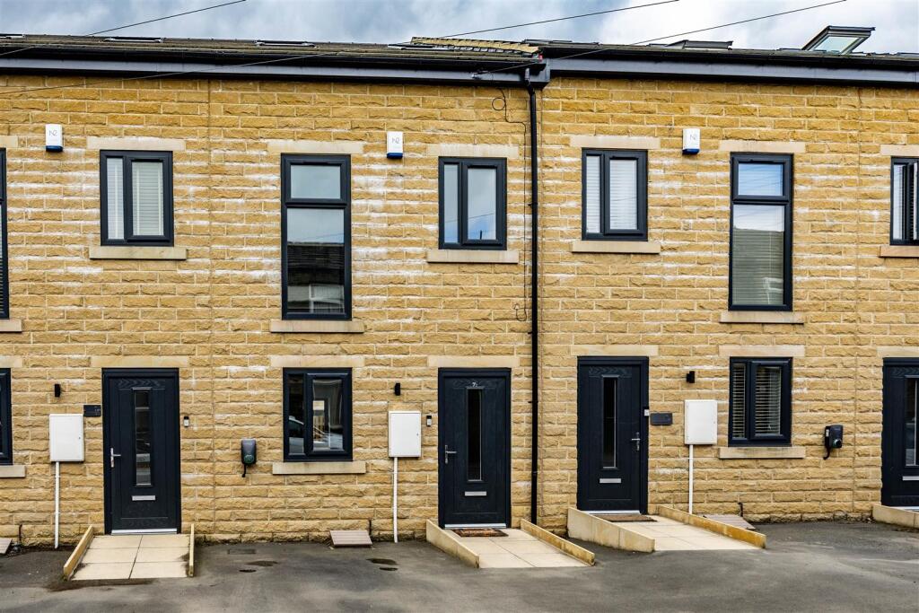 Main image of property: Commercial Street, Queensbury, Bradford