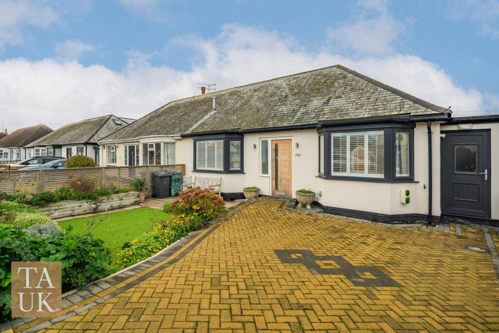 3-bed semi-detached on Penrhyn Avenue, Rhos on Sea, LL28, £350,000