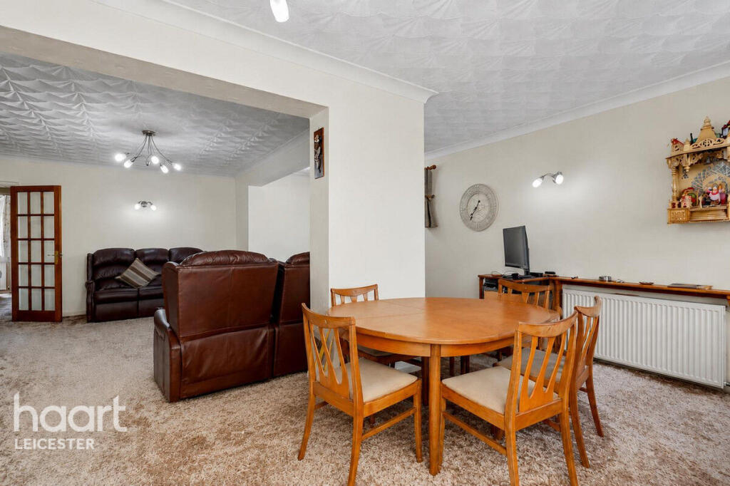 3-bed detached on Chestnut Road, Leicester, £325,000