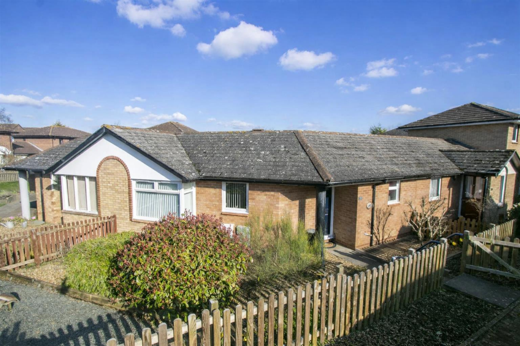 1-bed semi-detached on Redding Grove, Crownhill, Milton Keynes, £160,000