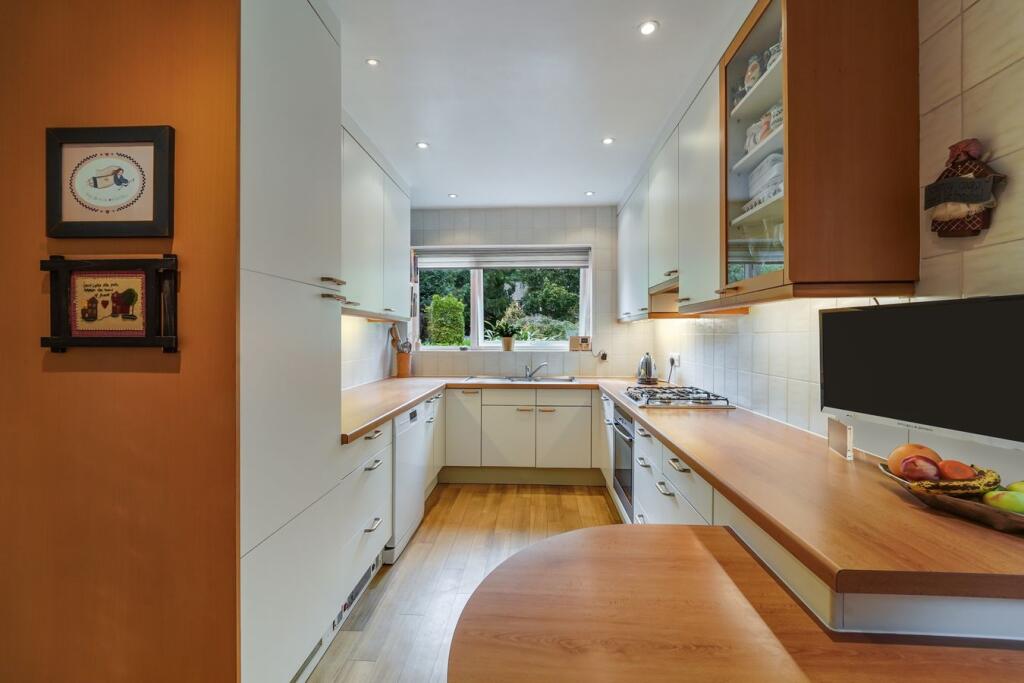 House in Weybridge - View 4
