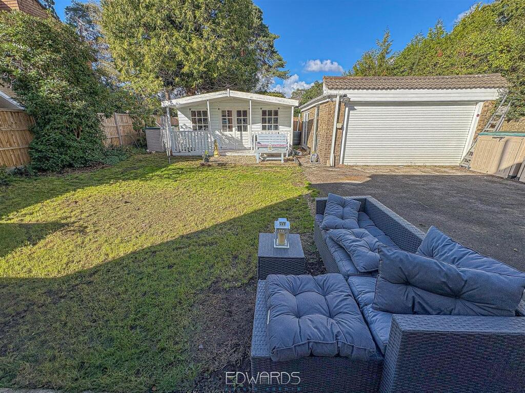 White Gables, 427 Ringwood Road, Ferndown photo 4