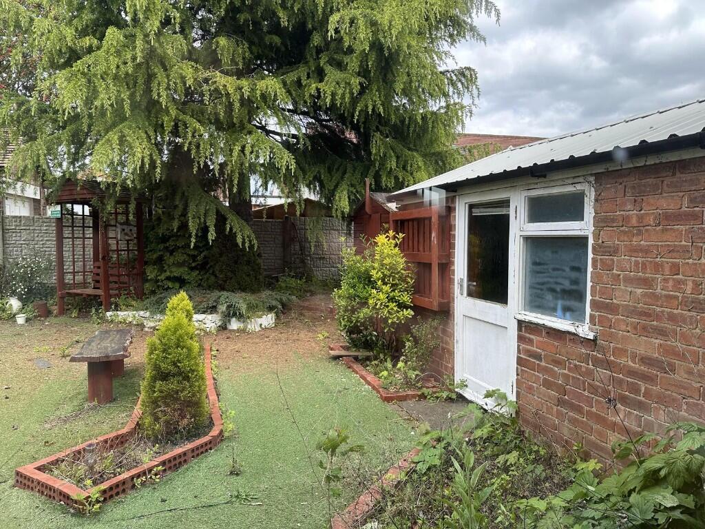 House in Mansfield, Forest Town - More