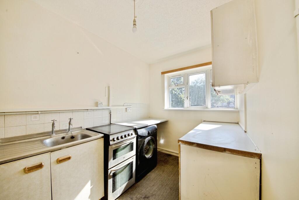 Apartment in Romford - View 5