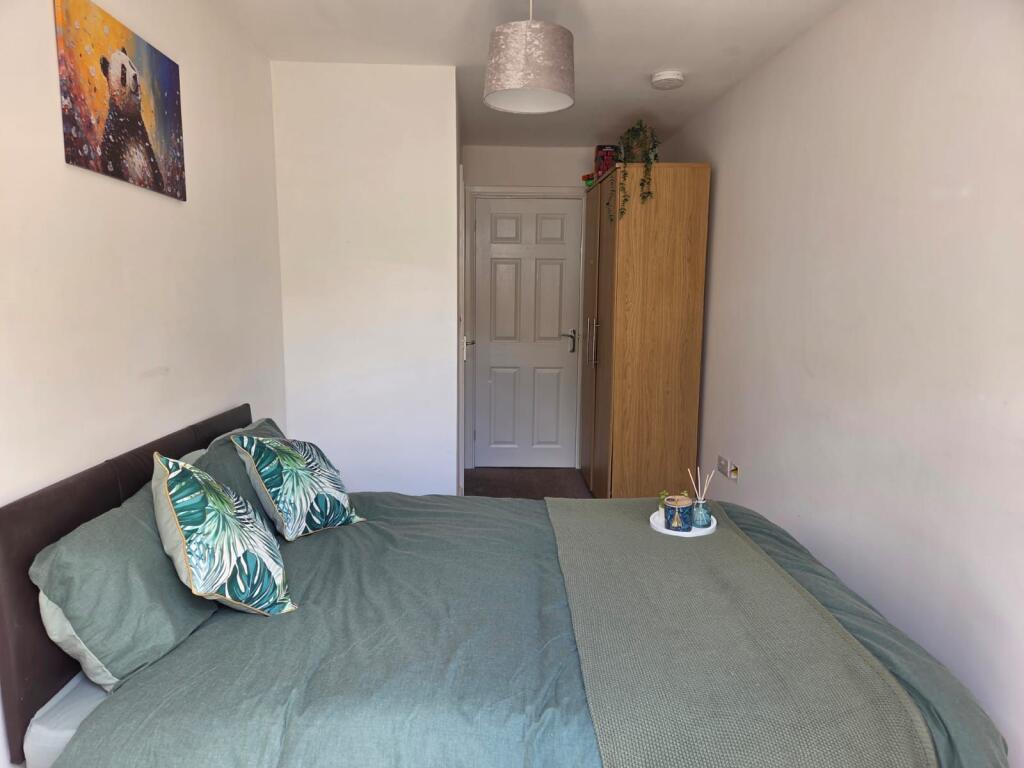 Main image of property: HMO Room 2,058 Shaftsbury Avenue