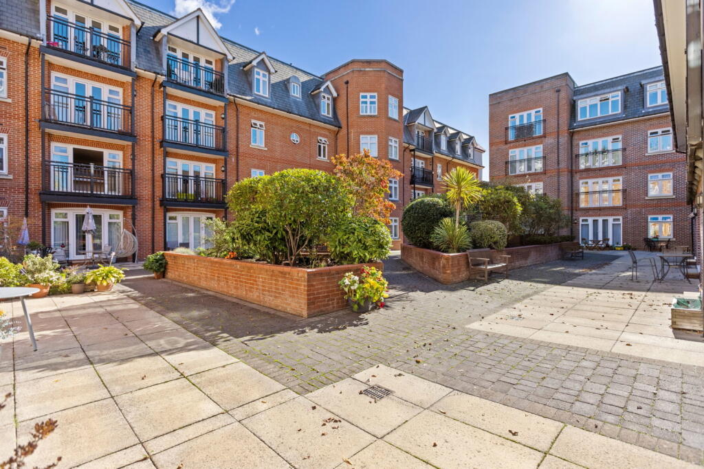 Apartment in Kingston upon Thames - View 4