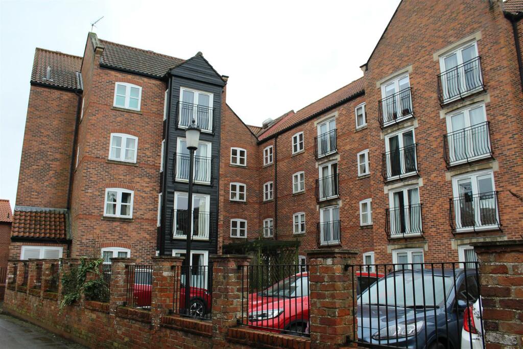 2-bed flat on All Saints Court, Market Weighton, York, £65,000