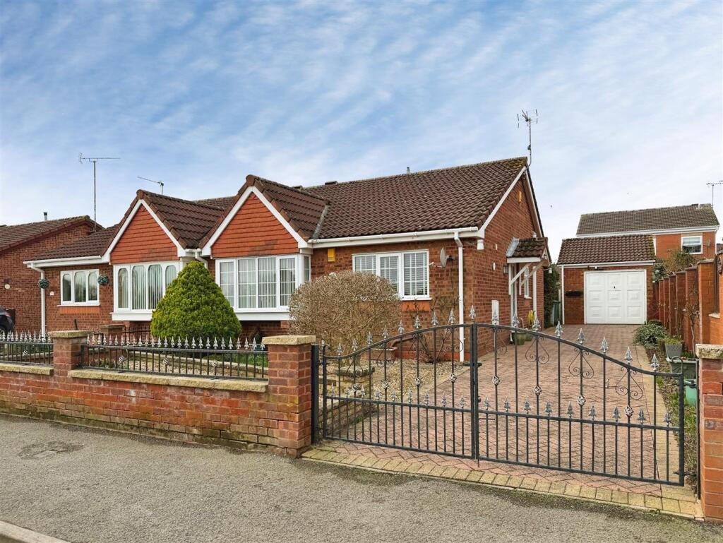 2-bed semi-detached on Stubbing Lane, Worksop, £200,000