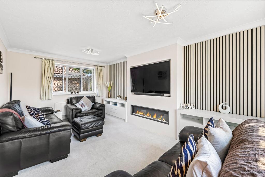 Perryfields, Burgess Hill, RH15 photo 4