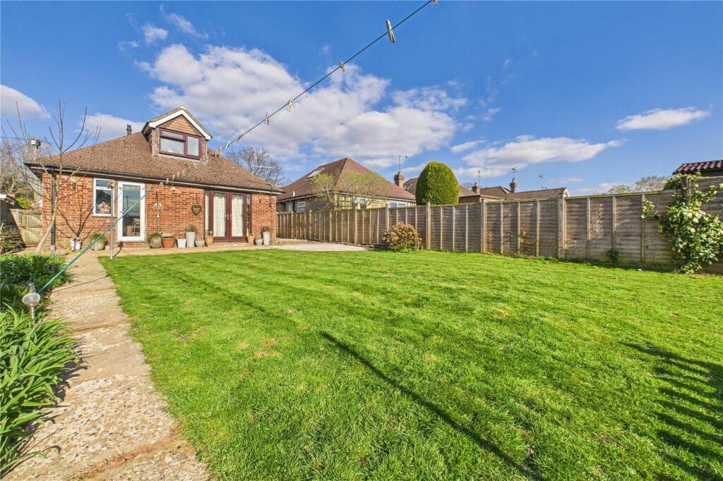 Elizabeth Crescent, East Grinstead, West Sussex photo 2