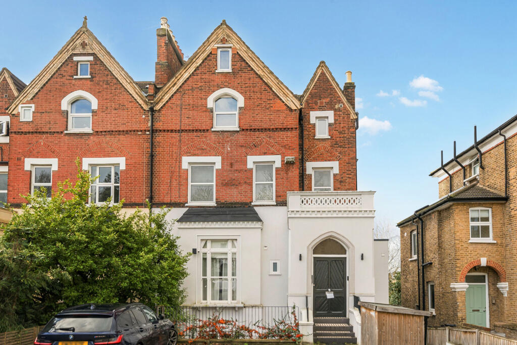 2-bed flat on Wood Vale, London, £400,000