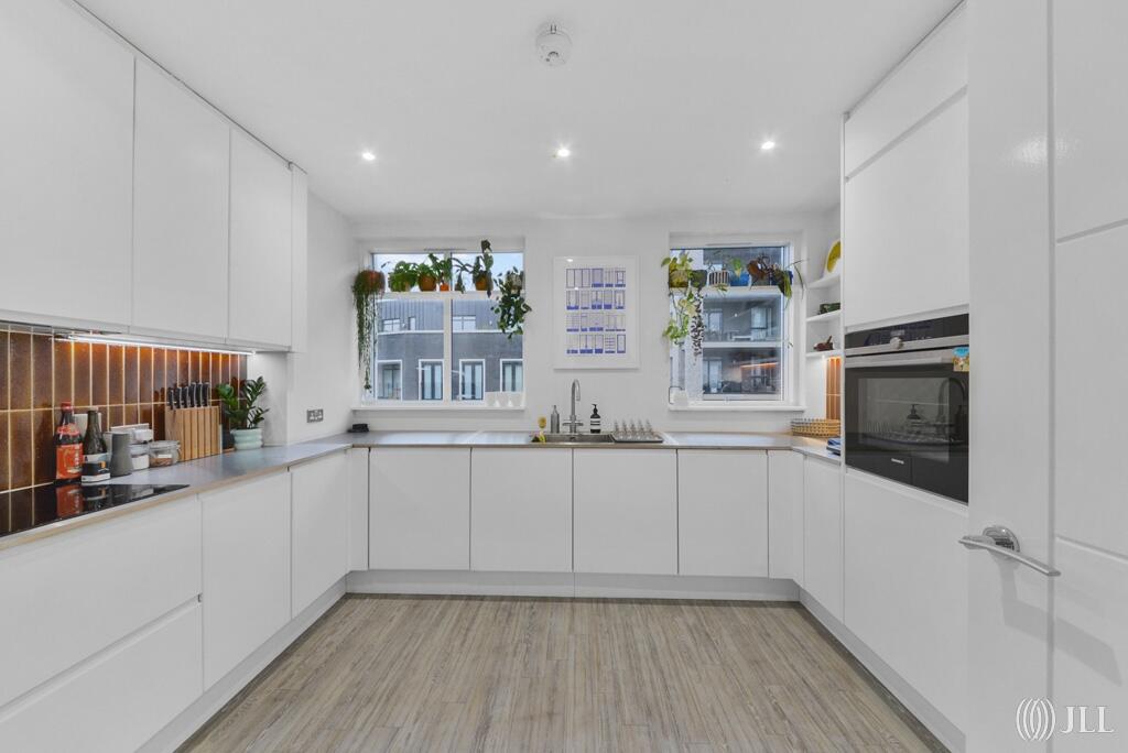 Derny Avenue, London, E20 photo 4