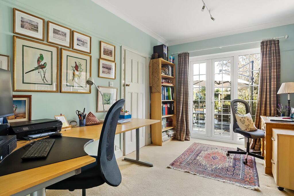 House in Elmbridge, Molesey - More