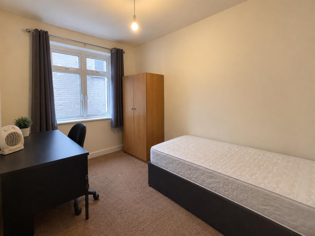Apartment in Southall - More