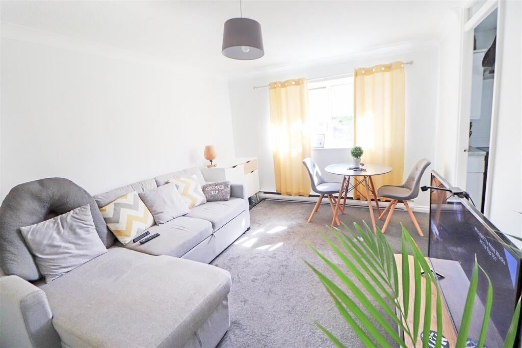Apartment in Basildon, Queens Park, Billericay - View 2