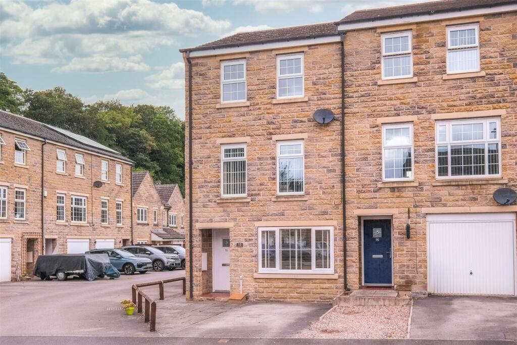4-bed other on Sovereign Square, Bailiff Bridge, Brighouse, £290,000