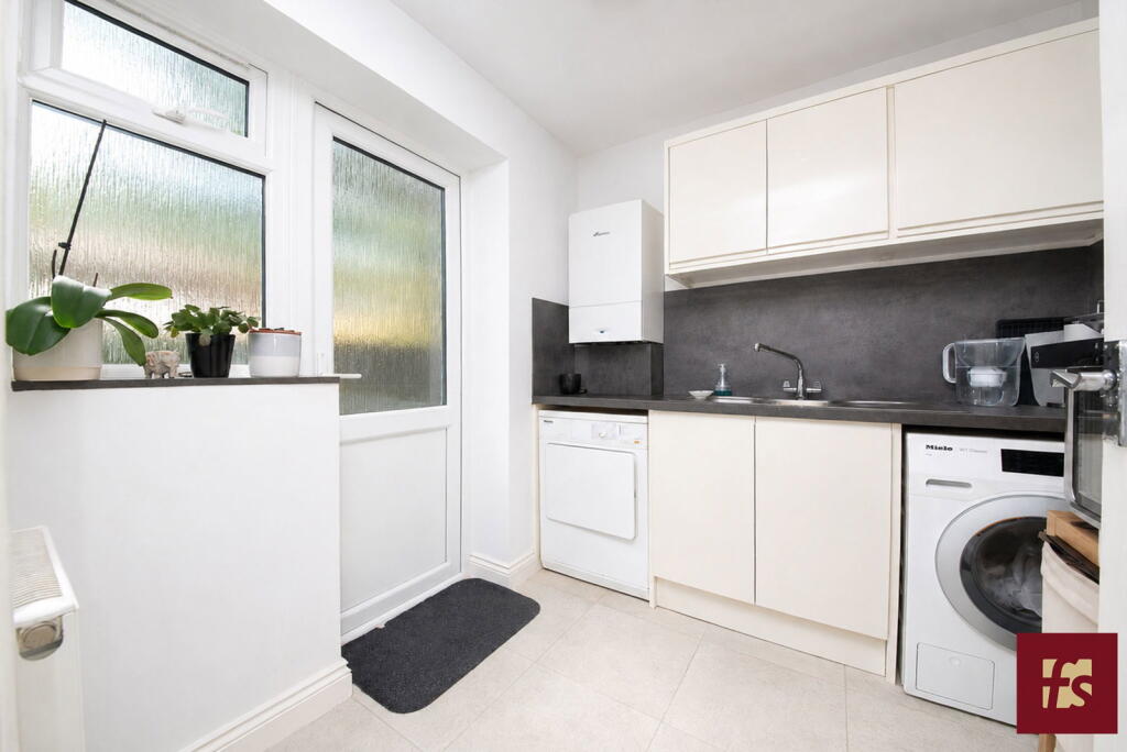 House in Crowthorne, Oakham Park, Wokingham - More
