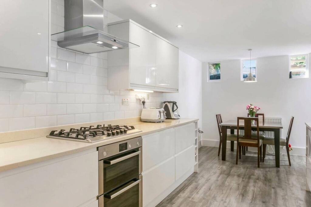 House in Brighton & Hove, Hove - More