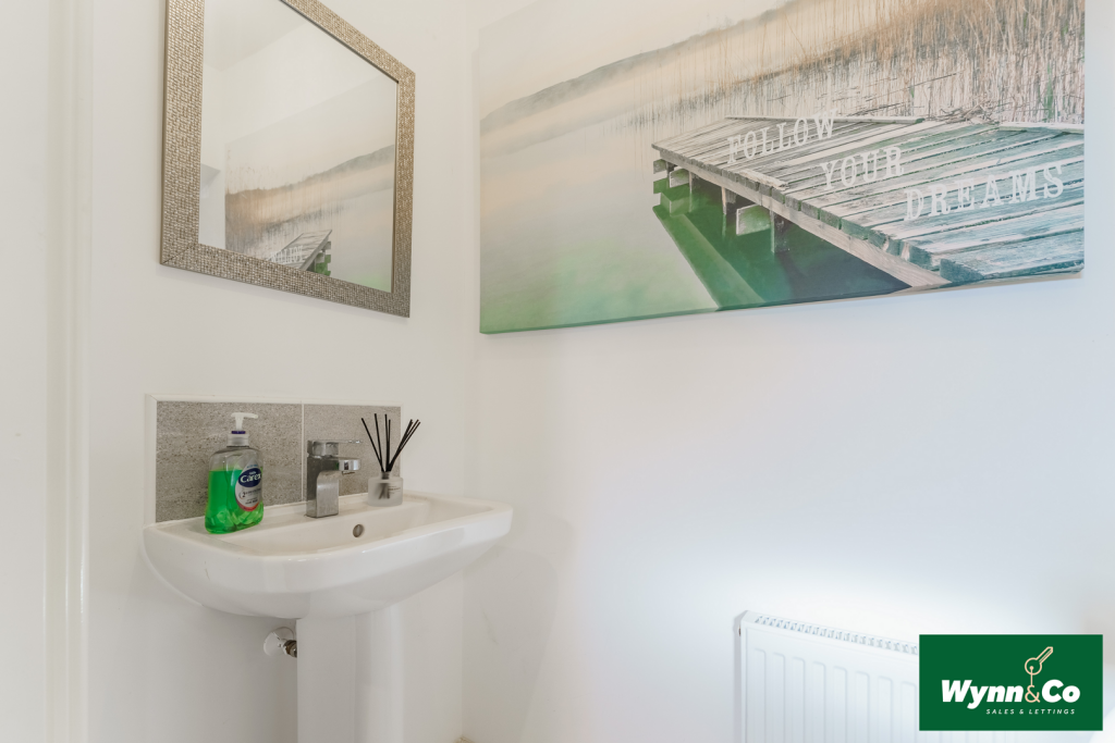House in Wakefield, Featherstone - More