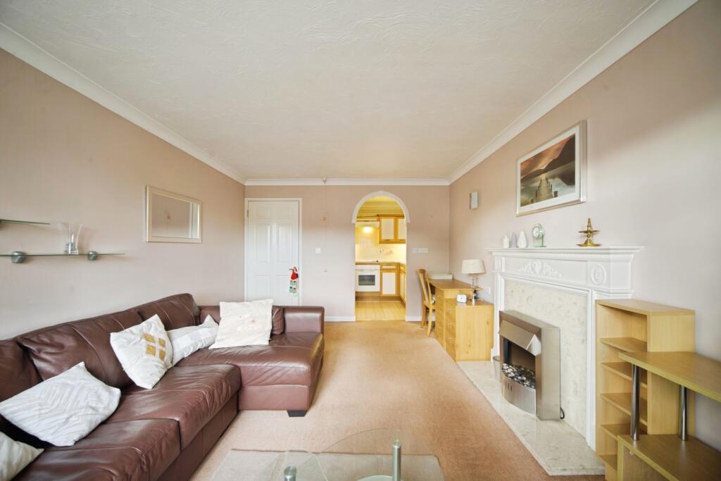 Mayfield Avenue, London, N12 photo 4