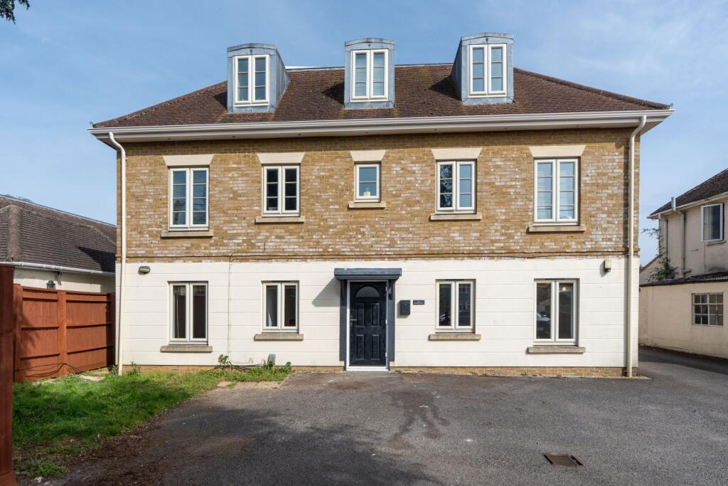 Main image of property:  Banbury Road, Kidlington, Oxon, OX5 2BU