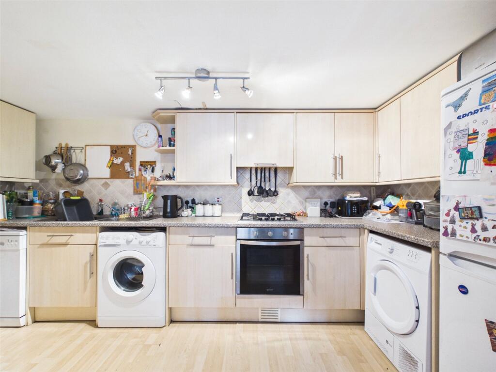 Apartment in Christchurch, Pokesdown, Bournemouth - View 4