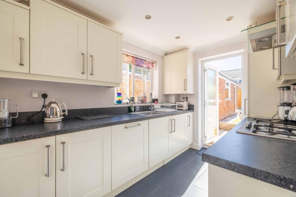 House in Slough, Burnham - More