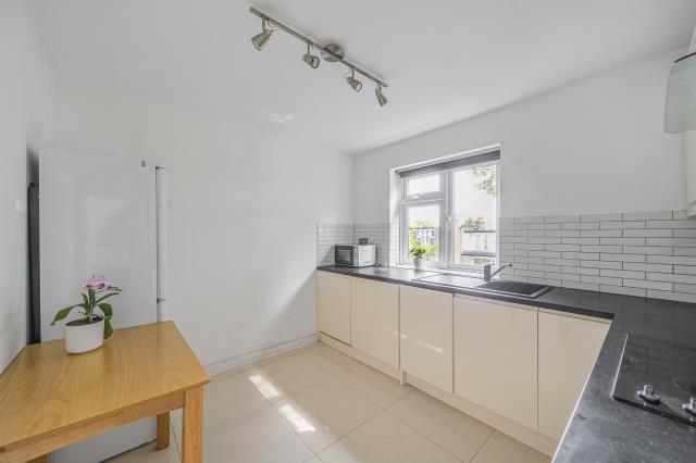 Apartment in London, Fallow Corner - View 2