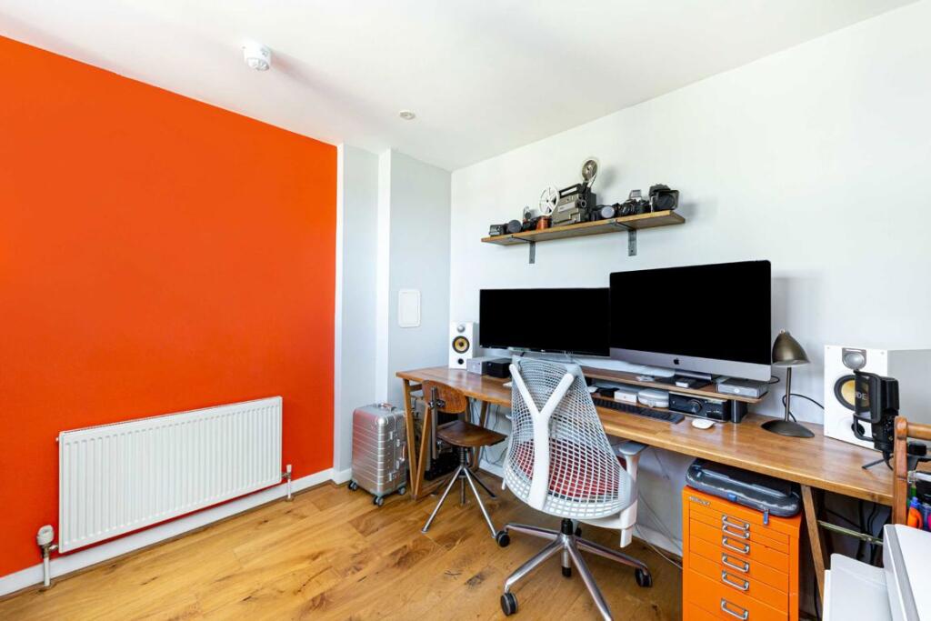 Apartment in London, Silver Wharf, Poplar - More