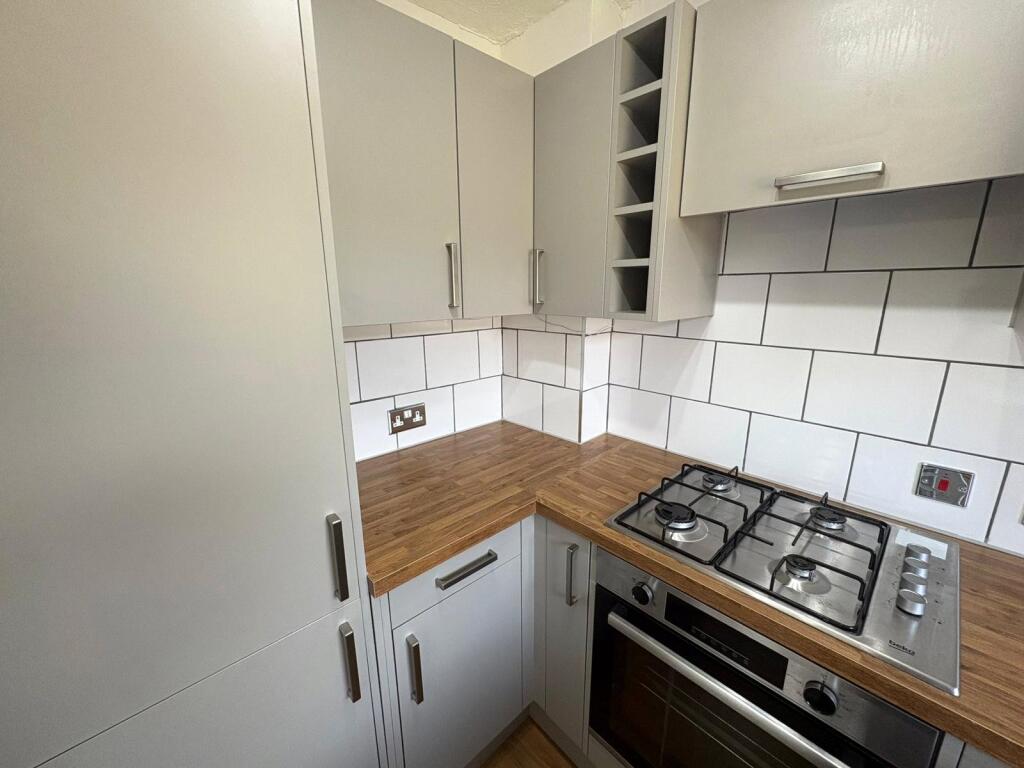 House in Guildford, Ash - More