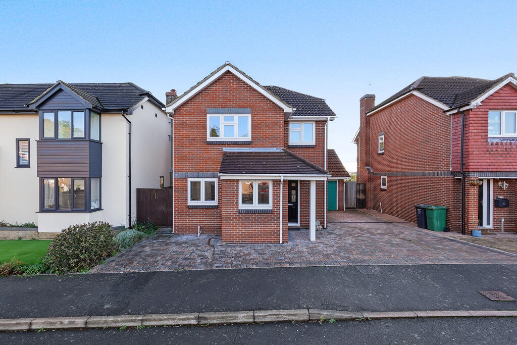 4-bed detached on Pilgrims View, Greenhithe, £625,000