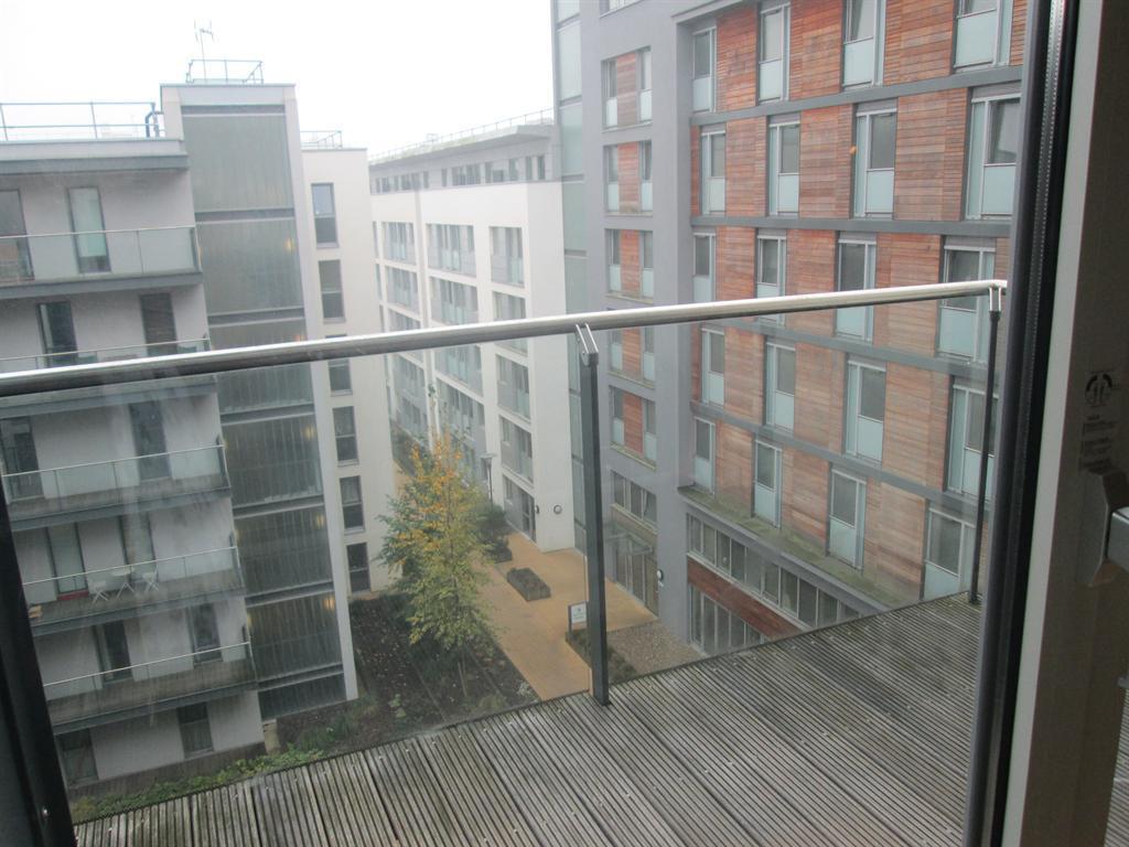 Apartment in Southall - View 4