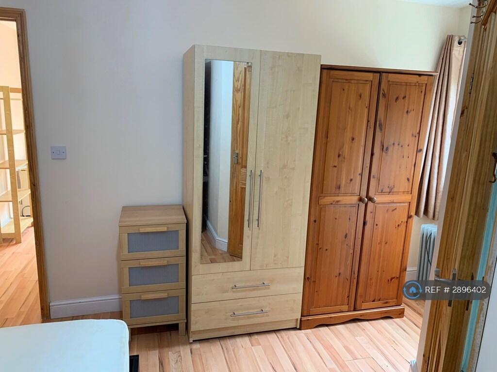 5 bedroom semi-detached house for rent