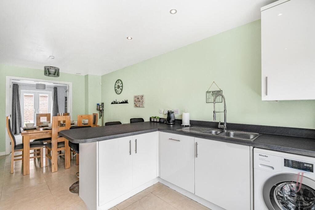 House in Gloucester - View 5