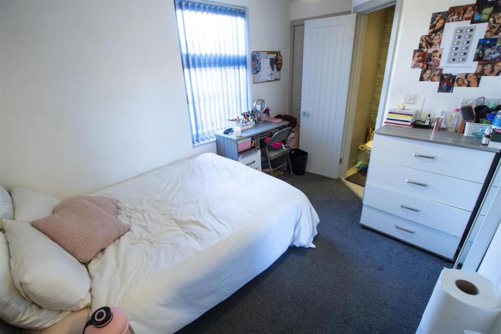 6 bedroom house for rent