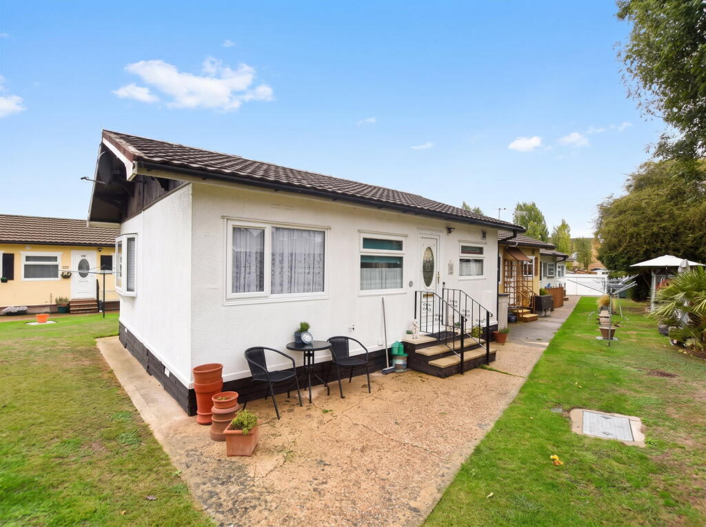 2-bed caravan on Castle Hill Park , London Road, Clacton-on-Sea, Essex, CO16 9QW, £85,000