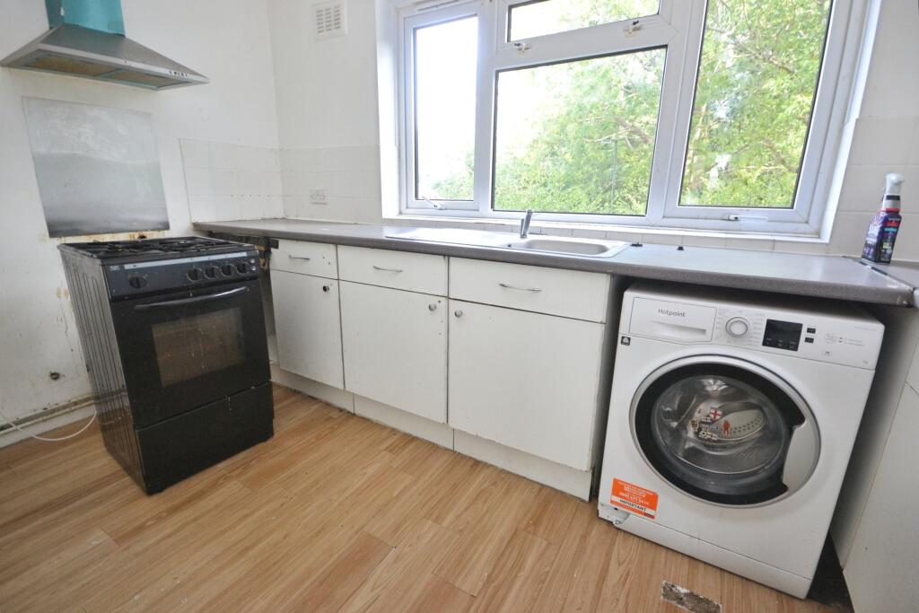 Apartment in Crawley, Southgate - View 5