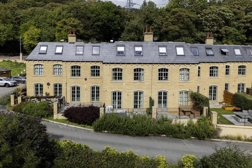 Main image of property: The Courtyard, Ashgrove House, Elland