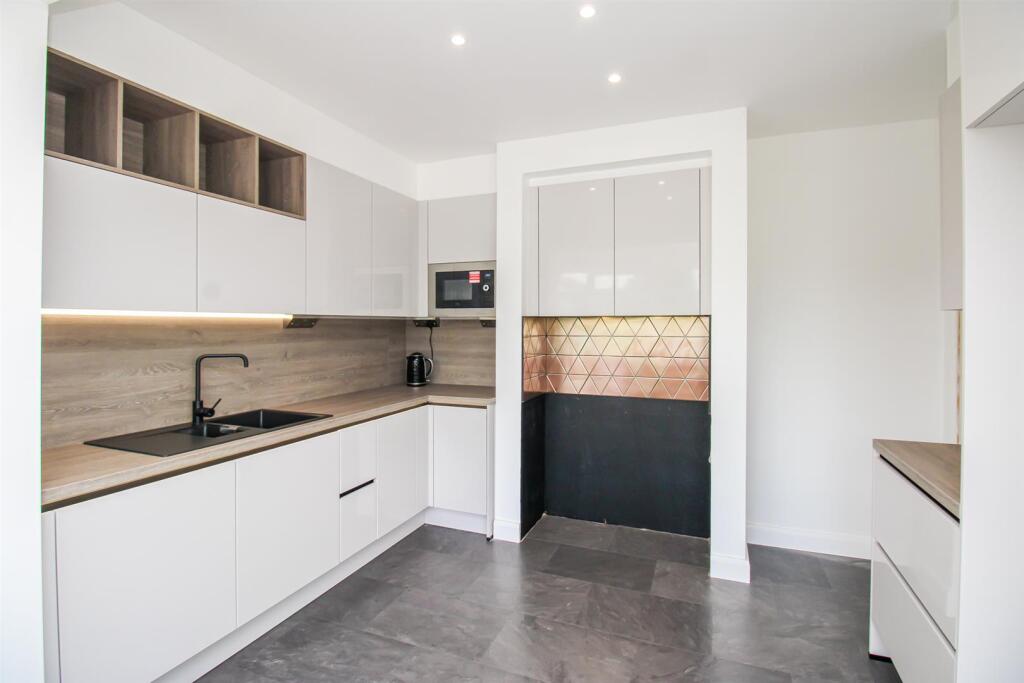 House in Wakefield, Crigglestone - View 2