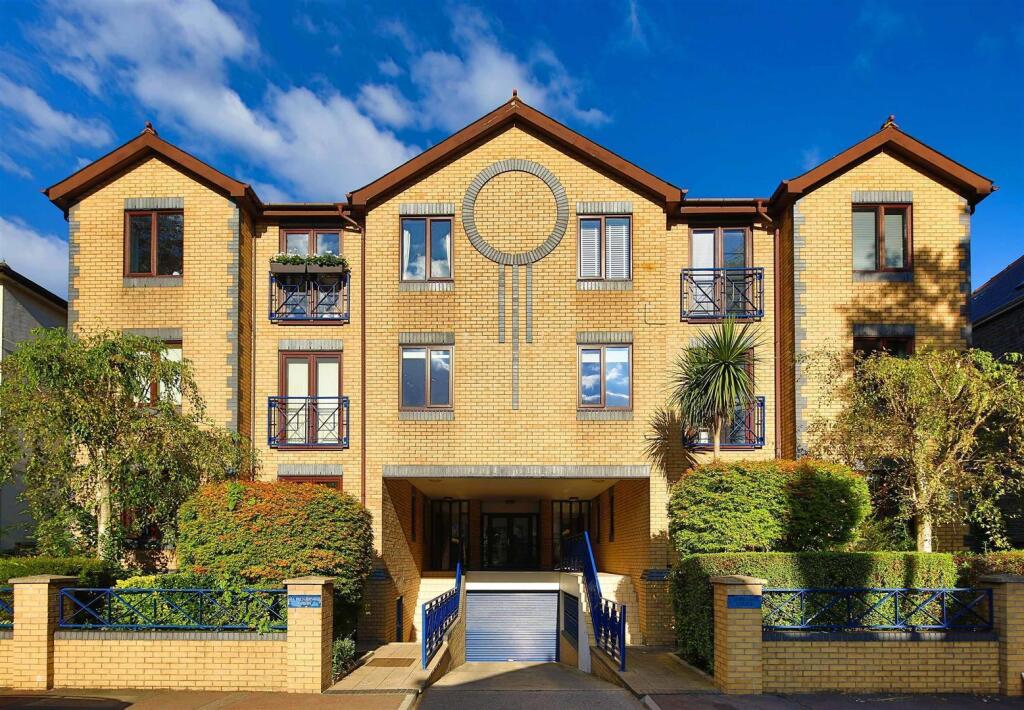2-bed flat on Conway Road, Pontcanna, Cardiff, £250,000