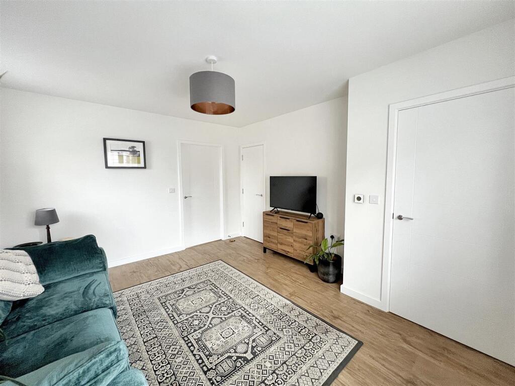 Hollowell Street, Wollaston, Wellingborough - More