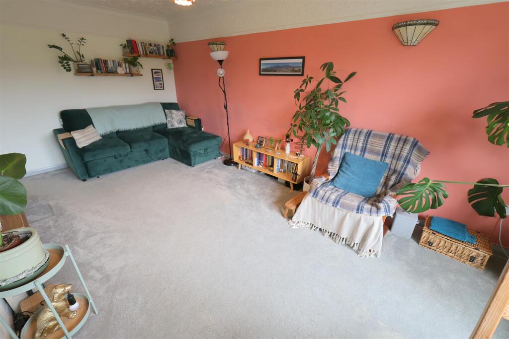 Apartment in Bristol, St George - View 3
