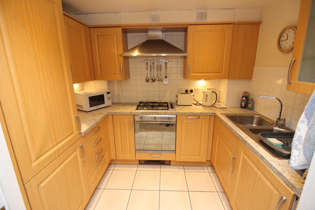 Apartment in Kingston upon Thames - View 4