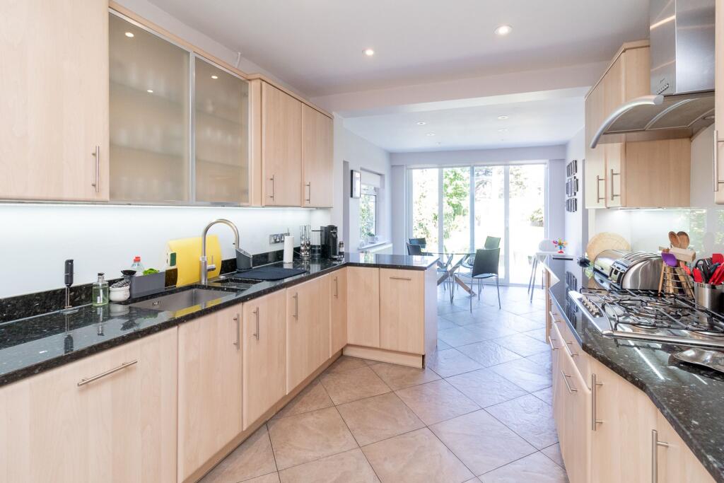 Penshurst Gardens, Edgware, HA8 photo 4
