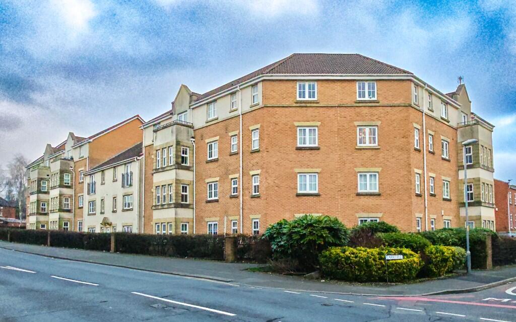 2-bed flat on Carrfield, Hyde, Greater Manchester, SK14, £135,000