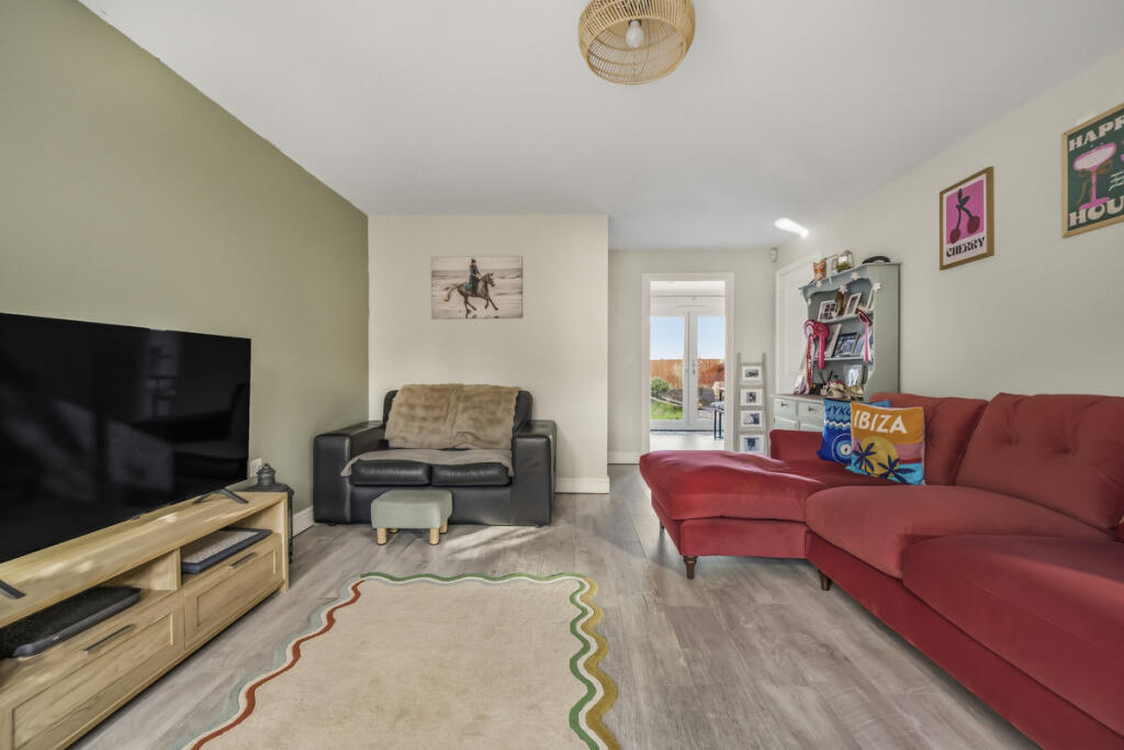 Peregrine Close, Hengoed, CF82 photo 3