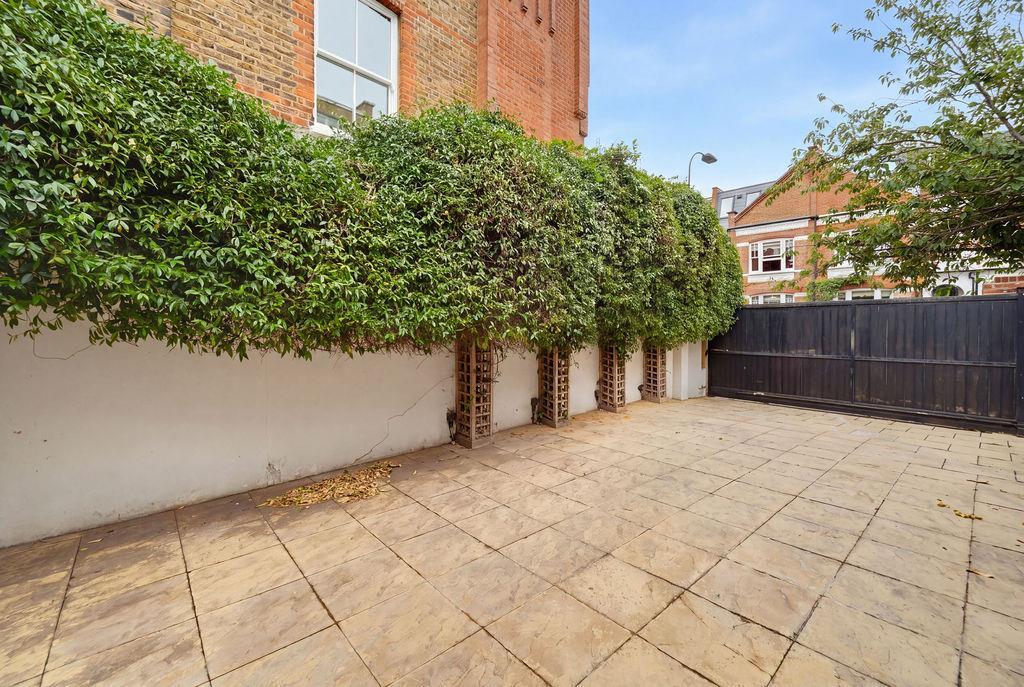 House in London - View 2