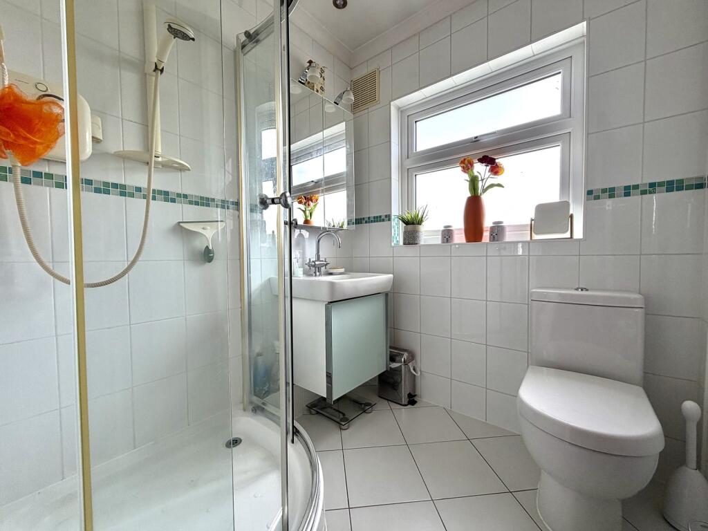 House in London, Royal Borough of Kingston upon Thames - View 4