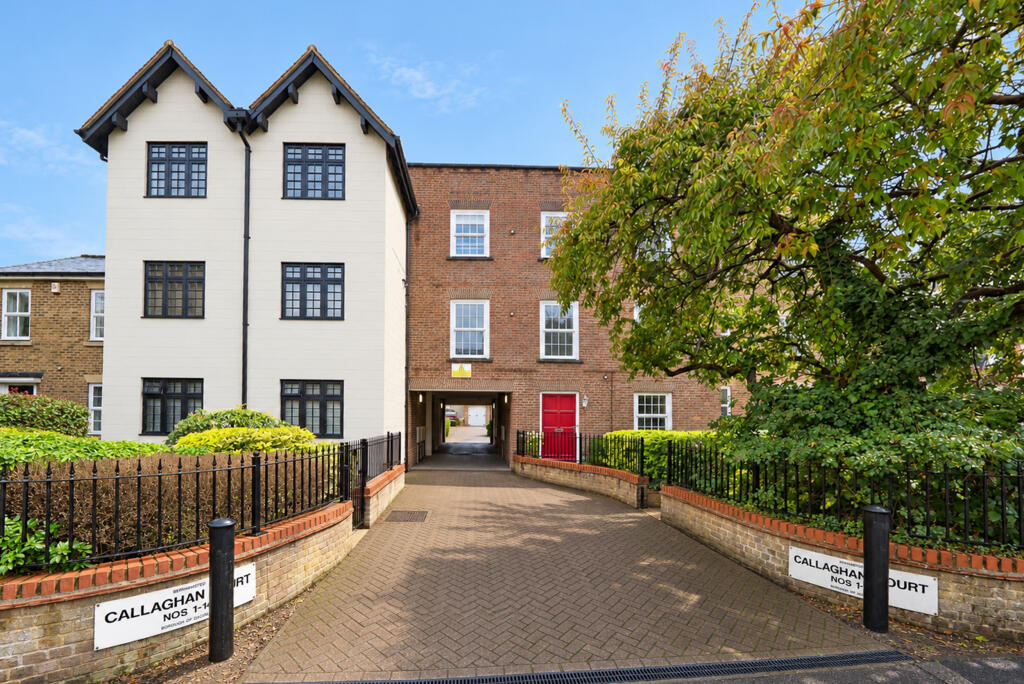 2-bed flat on Callaghan Court, High Street, Berkhamsted, Hertfordshire, HP4 2FQ, £350,000