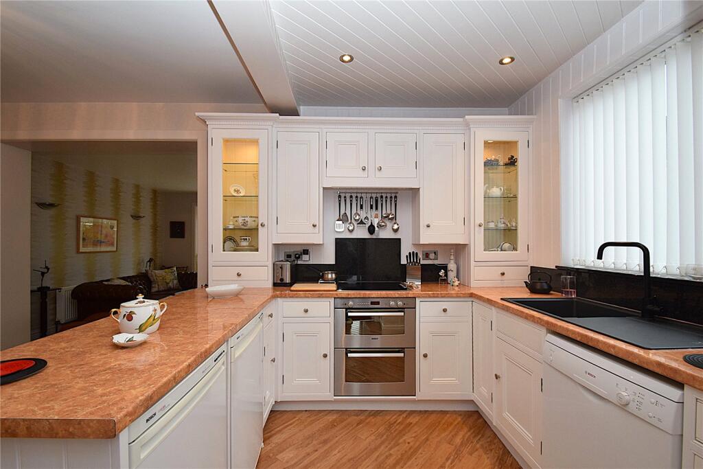 Scholes Park Drive, Scarborough, North Yorkshire, YO12 photo 2